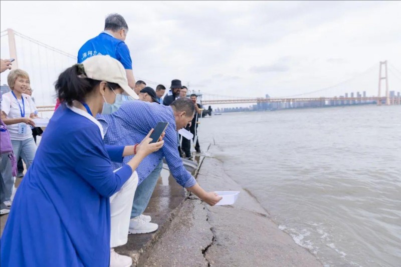 康复病友在长江边参与珍稀鱼类放生活动